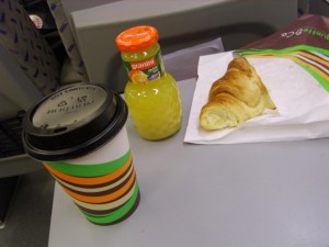Aamu seitsemältä junassa... croisanttia (kirjoitetaanko se noin?), kaakaota ja appelsiinimehua. ^^ jee ja nam, nam! :3